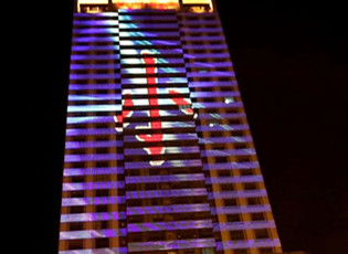 洪海展示機甲LED玻璃幕墻屏在樓體亮化工程中有何優(yōu)勢？